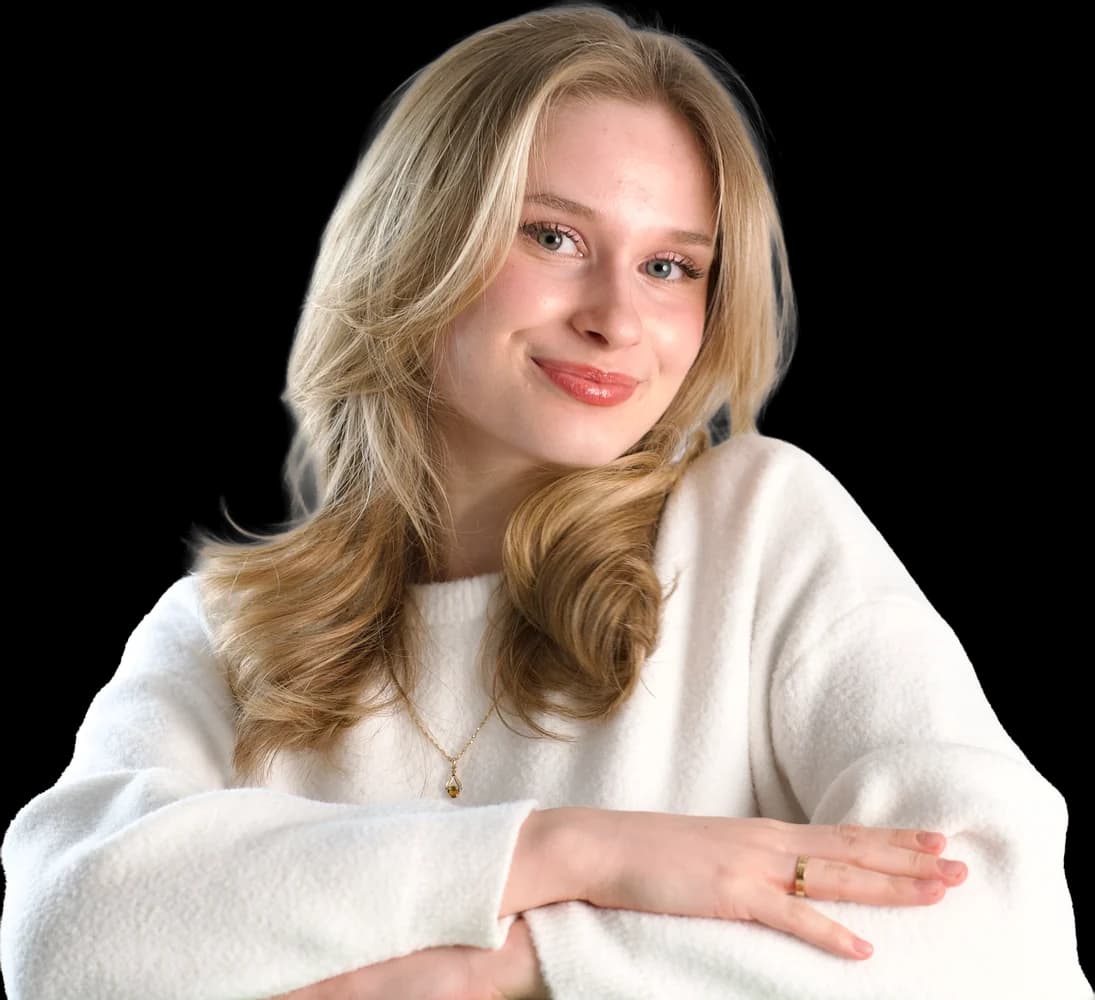 Mara im weißen Pulli